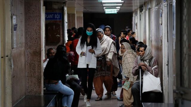 В Индии сотни людей попали в больницу с неизвестной болезнью