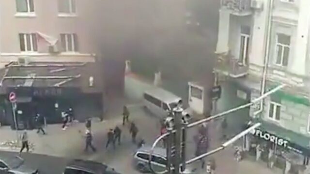 Украинские журналисты сообщили о взрыве возле киевского офиса Виктора Медведчука, полиция утверждает, что там жгли файеры