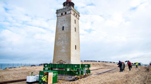 В Дании по рельсам перевезли 120-летний маяк — так его спасают от подступающего моря