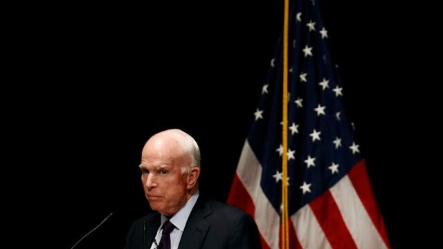 Сенатор Маккейн, который болен раком мозга, отказался приглашать Трампа на свои похороны