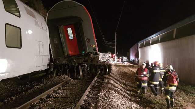 В пригороде Вены столкнулись два пассажирских поезда