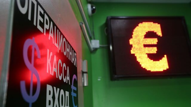 Курс евро впервые с конца марта поднялся выше 89 рублей