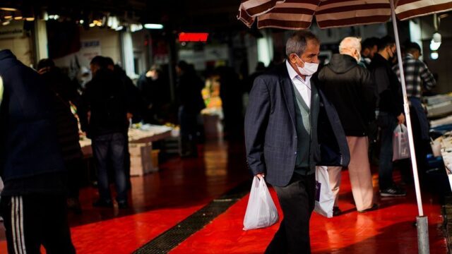 Инфляция в Турции приблизилась к 50%, достигнув максимума с 2002 года