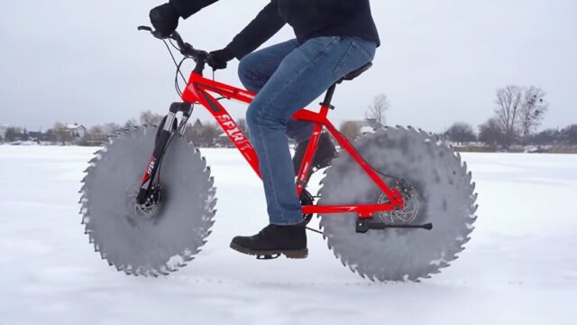 Ютьюбер проехал по льду на велосипеде с циркулярными пилами вместо колес