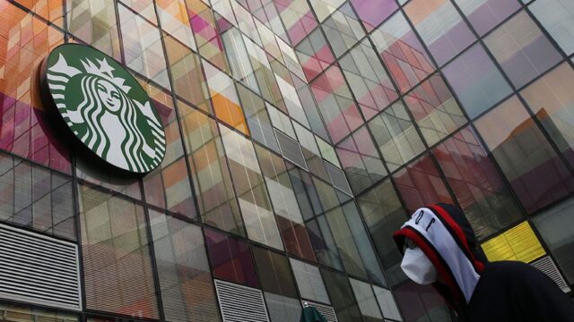Starbucks запретила в США использовать личную посуду из-за коронавируса