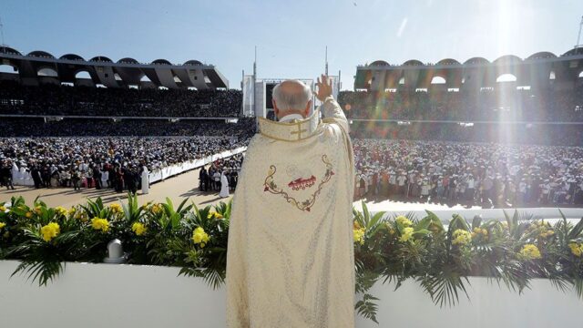 Папа Римский впервые отслужил мессу на Аравийском полуострове