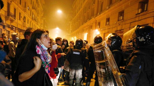 В Неаполе протесты против карантина закончились дракой с полицией