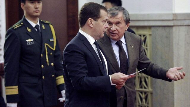 Сечин сказал, что не придет в суд из-за поездки с Медведевым, но в правительстве это опровергли