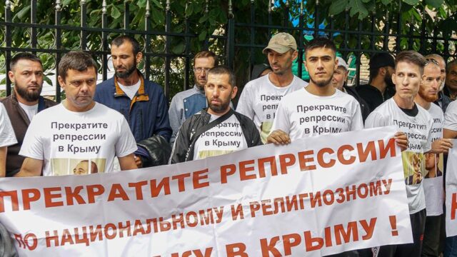 У здания Верховного суда России задержали десятки участников акции в поддержку осужденных крымских татар