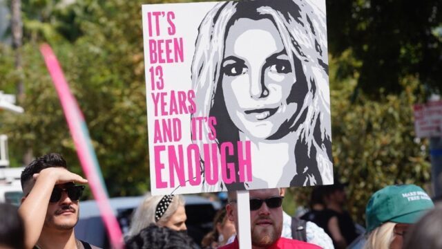 Суд в США приостановил опеку отца над Бритни Спирс