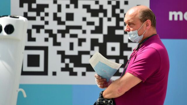 Жители Москвы начали получать QR-коды о ревакцинации