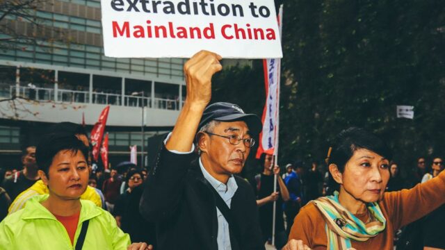 В Гонконге больше 12 тысяч человек вышли на акцию против соглашения об экстрадиции с Пекином