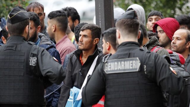 Франция и Швейцария приостановили репатриацию афганских беженцев