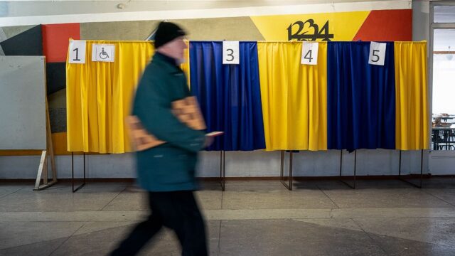 Явка во втором туре президентских выборов в Украине составила 62%