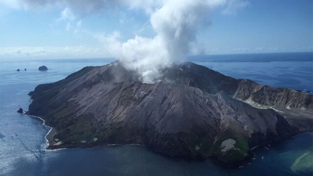 В Новой Зеландии предъявили обвинения за гибель людей при извержении вулкана