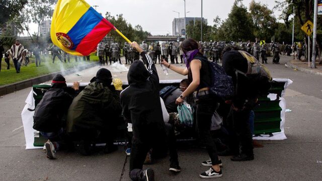 В Колумбии во время национальных протестов произошли столкновения с полицией