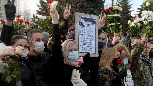 В Минске тысячи людей пришли проститься с погибшим оппозиционером Романом Бондаренко