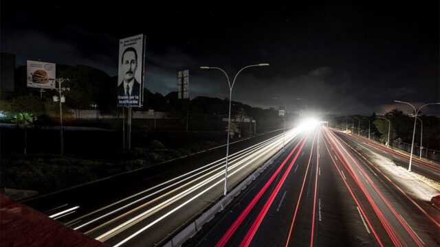 Власти Венесуэлы объявили в стране выходной день из-за отключения электричества