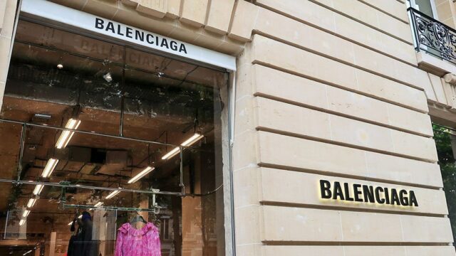 Balenciaga обвинили в расизме из-за дизайна спортивных штанов