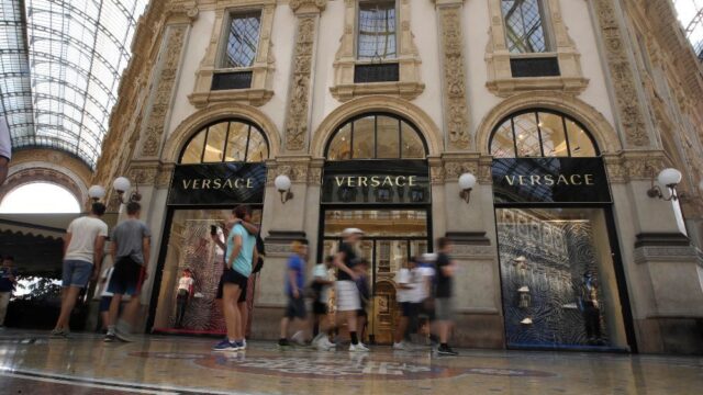 Модный дом Versace отказался от использования кожи кенгуру