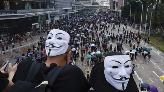 Власти Гонконга запретили носить маски на акциях протеста