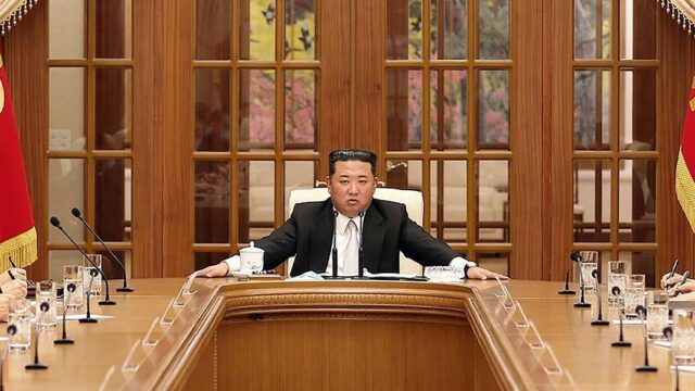 Ким Чен Ын впервые с 2020 года появился на публике в маске