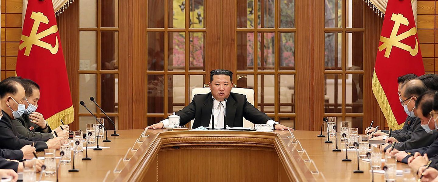 Ким Чен Ын впервые с 2020 года появился на публике в маске