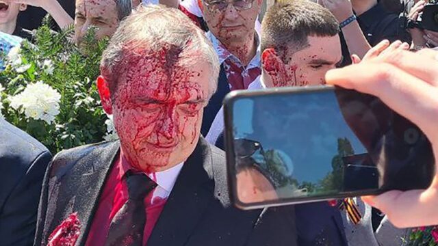 Посла России в Польше облили красной краской во время возложения цветов