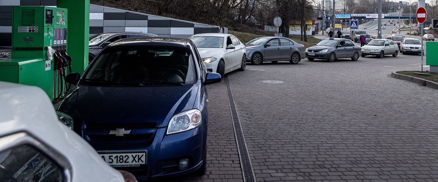На Украине возник дефицит автомобильного топлива. В чем причина нехватки горючего