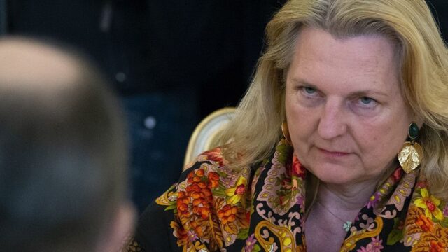 Экс-канцлер Австрии Кнайсль покинула «Роснефть» вслед за Шредером