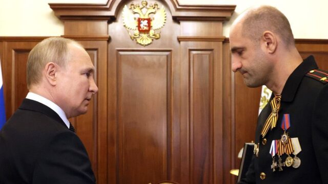 «России не оставили шанса решить все мирно»: Путин встретился с отцом погибшего командира «Спарты»