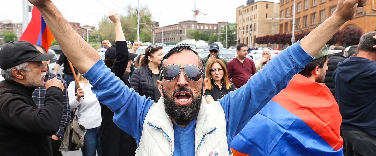 Костры на площади Франции: к чему могут привести протесты в Ереване