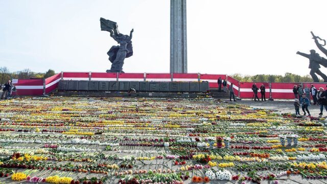 Уголовные дела и увольнения полицейских: чем обернулось возложение цветов к памятнику в Риге
