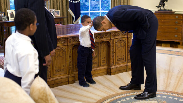 Обама поздравил с окончанием школы мальчика, который дотронулся до его головы на мемном фото