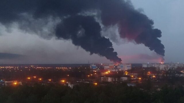 На нефтебазе в Брянске произошел пожар, очевидцы сообщают о взрывах
