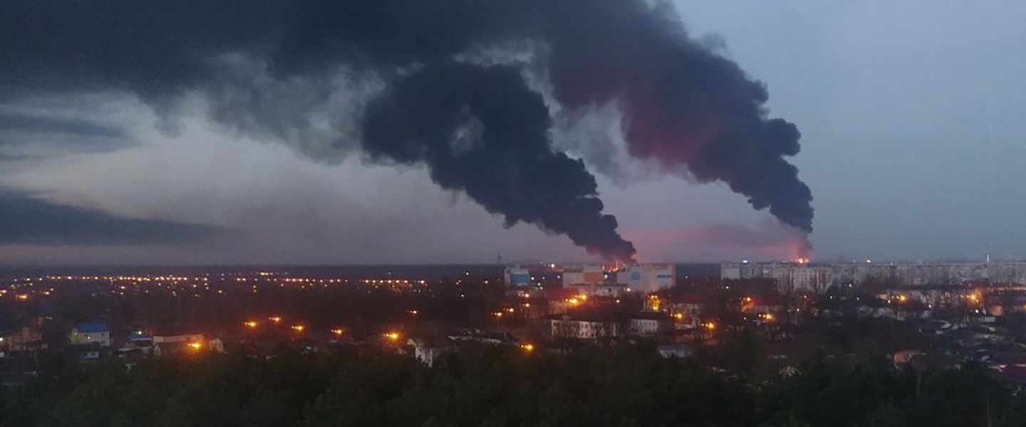 На нефтебазе в Брянске произошел пожар, очевидцы сообщают о взрывах