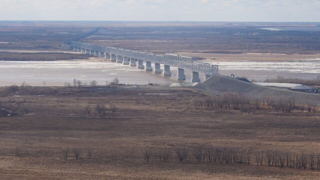 Россия достроила свою часть первого железнодорожного моста в Китай