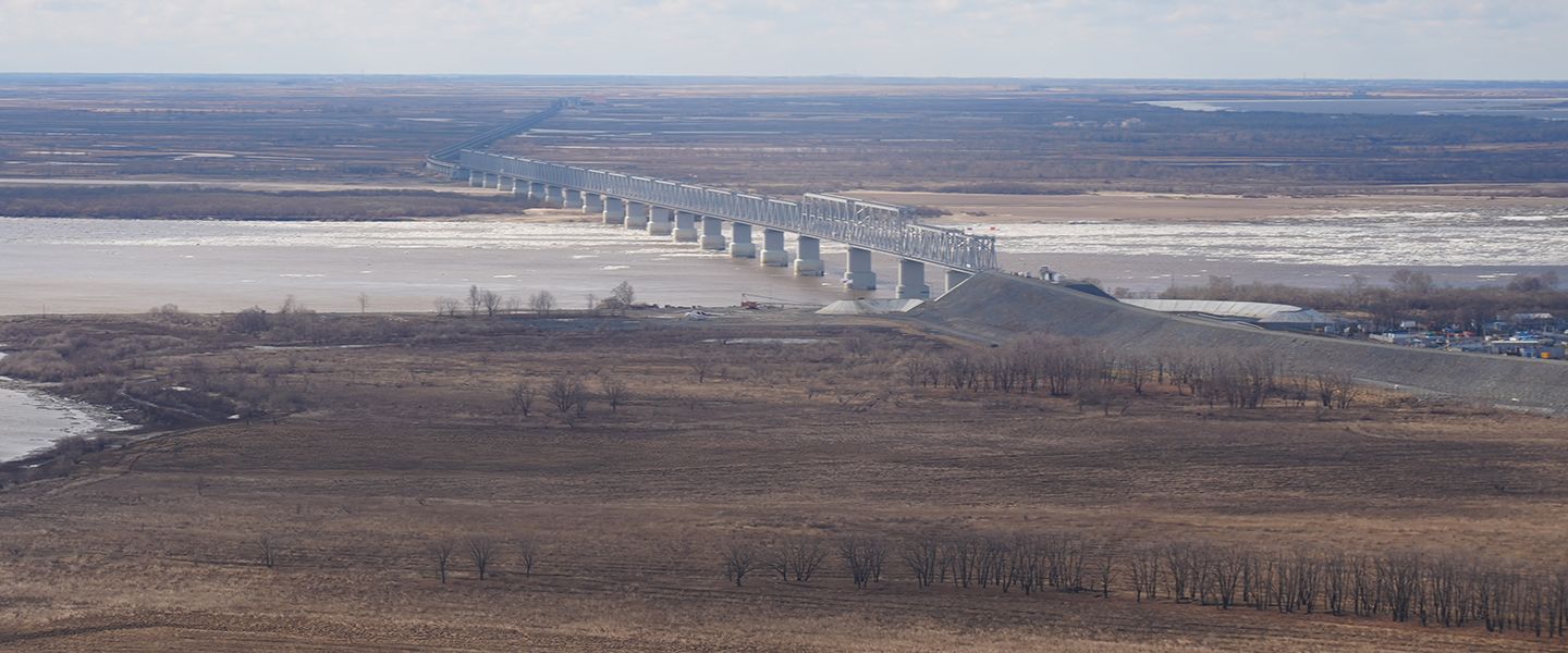 Россия достроила свою часть первого железнодорожного моста в Китай