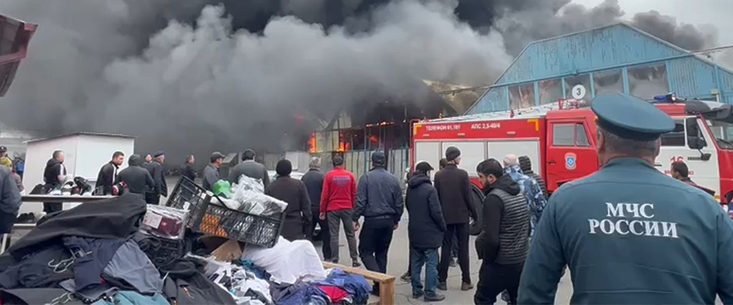 На рынке во Владикавказе произошел крупный пожар. Два человека пострадали