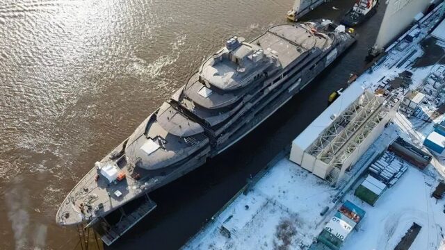 NYT: украинский бизнесмен Ахметов продолжил строить яхту, несмотря на начало боевых действий