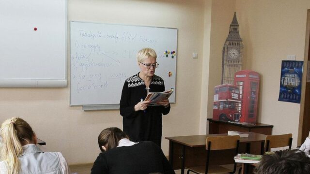 «Перечислят после праздников»: власти Москвы объяснили отсутствие выплат учителям за МЭШ