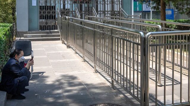 В Пекине закрыли более 60 станций метро из-за вспышки коронавируса