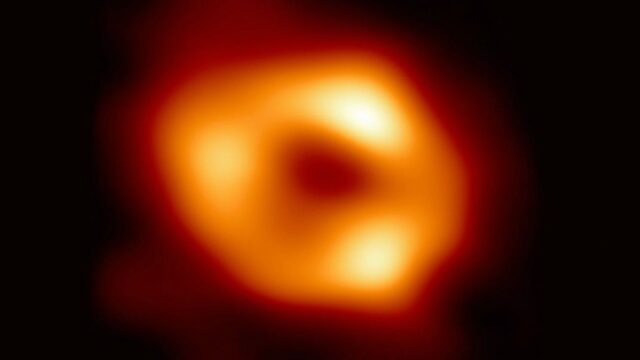 Опубликован первый снимок гигантской черной дыры в Млечном Пути