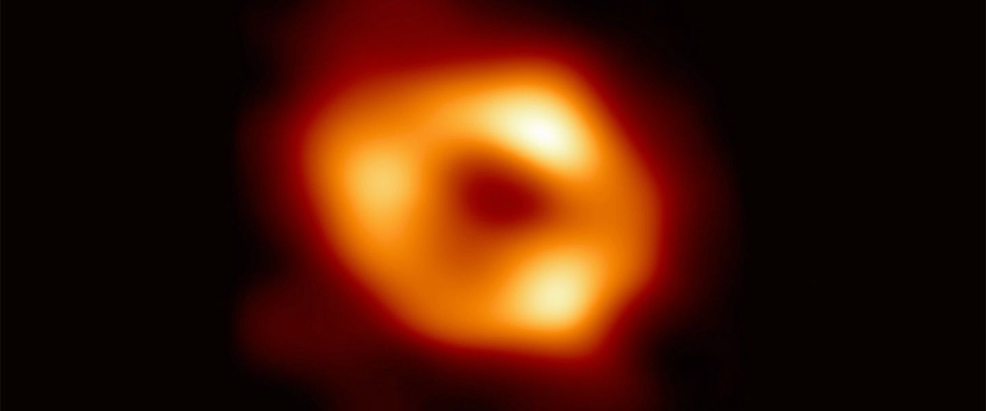 Опубликован первый снимок гигантской черной дыры в Млечном Пути