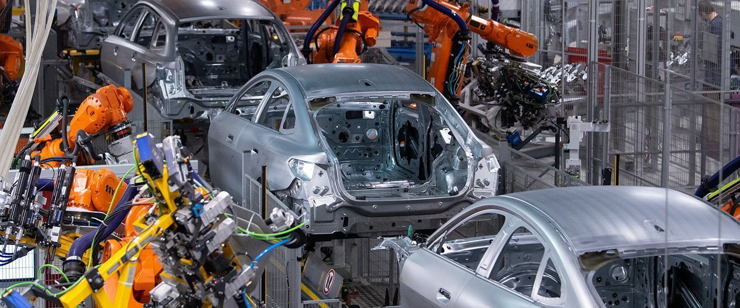 BMW остановила завод в Баварии из-за отсутствия украинских запчастей