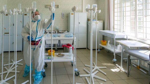 «Ъ»: в Москве начали увольнять медиков из ковидных госпиталей из-за снижения заболеваемости