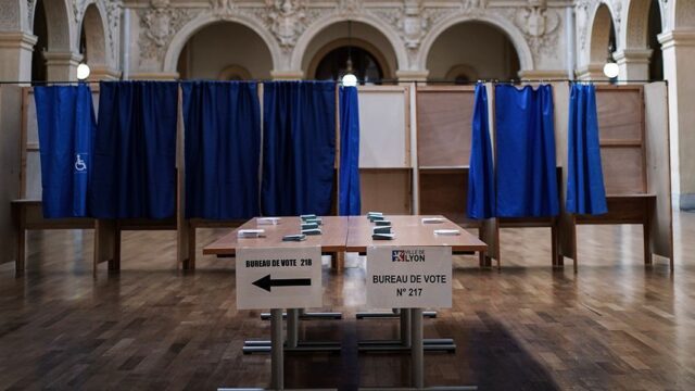 Явка на второй тур президентских выборов во Франции к полудню составила 26,41%