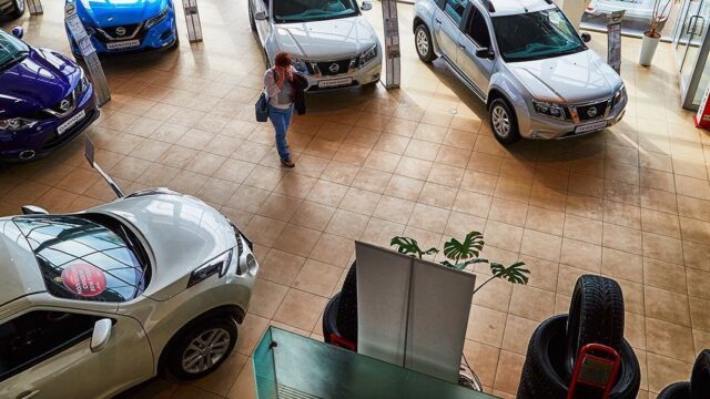 Продажи новых машин в России упали за квартал почти на треть