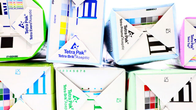 На заводах Tetra Pak заканчивается краска. Упаковки соков и вина станут белыми