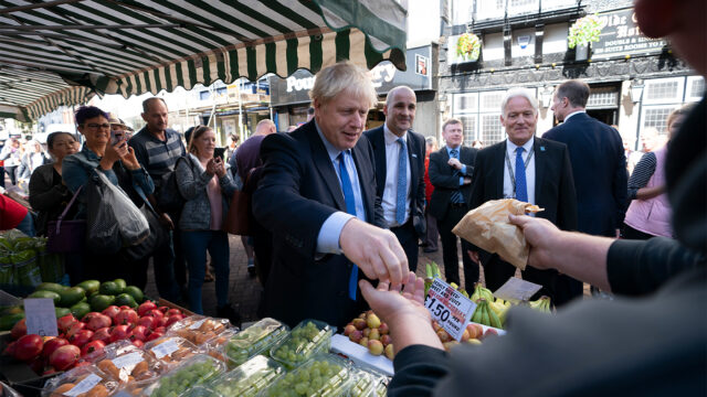 Борис Джонсон намерен вернуть фунты и унции в британские магазины